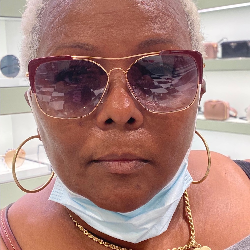 Meet your Posher, Deniece